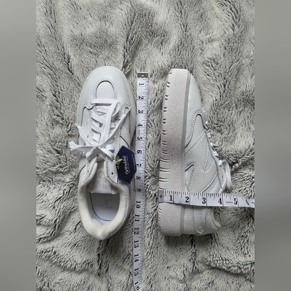 New Balance Women's 9.5 or Men's 8 White Ortholite Comfort Sole Sneakers - Picture 2 of 6